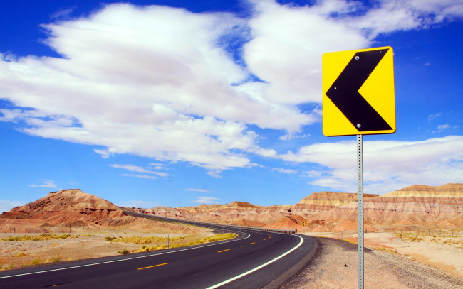 Обои картинки фото природа, дороги, горы, поворот, указатель, шоссе