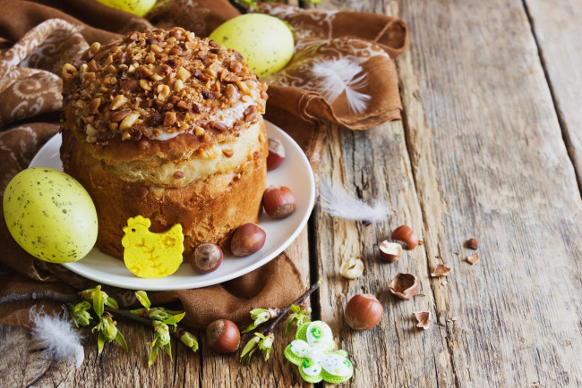 Обои картинки фото праздничные, пасха, еда, easter, орехи, ткань, ветки, яйца, тарелка, выпечка, праздник, перья, салфетка, кулич