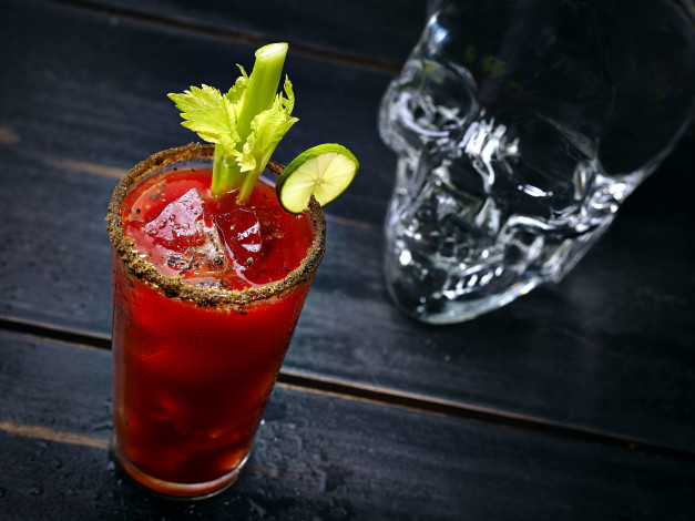 Обои картинки фото еда, напитки,  коктейль, лед, сельдерей, череп, коктейль