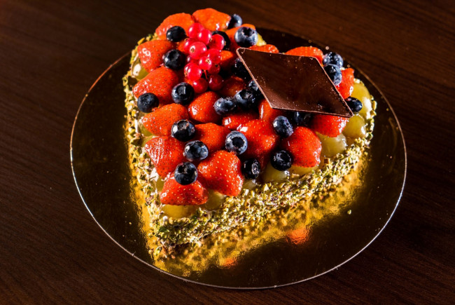 Обои картинки фото еда, торты, шоколад, черника, клубника, торт, лакомство