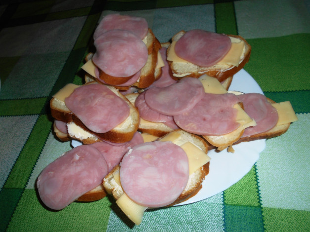 Обои картинки фото еда, бутерброды,  гамбургеры,  канапе, колбаса, хлеб, сыр