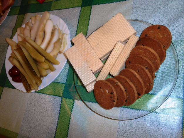 Обои картинки фото еда, пирожные,  кексы,  печенье, вафли, печенье, томаты, помидоры, огурцы