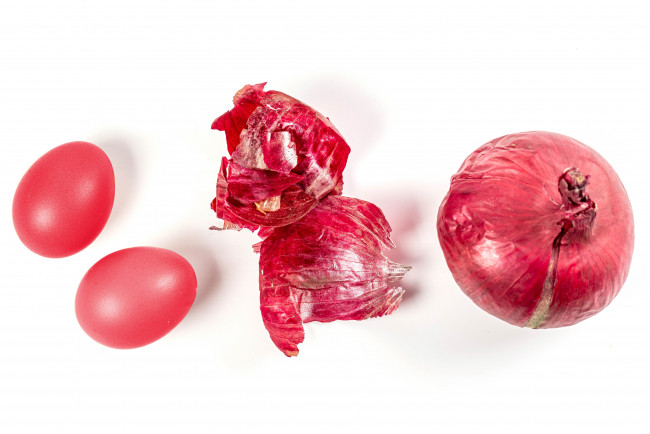 Обои картинки фото праздничные, пасха, яйца, шелуха, лук