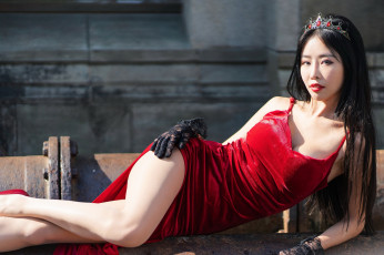 Картинка девушки -+азиатки азиатка поза диадема перчатки