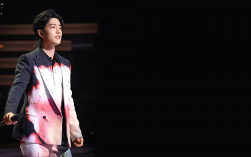 Картинка мужчины xiao+zhan актер костюм микрофон сцена