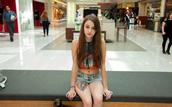 Обои картинки фото девушки, - брюнетки,  шатенки, шатенка, топ, шорты, тату, магазин
