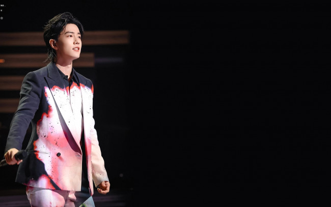 Обои картинки фото мужчины, xiao zhan, актер, костюм, микрофон, сцена