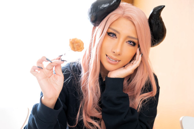 Обои картинки фото девушки, nonsummerjack, образ, косплей, рога, клыки, свитер, еда