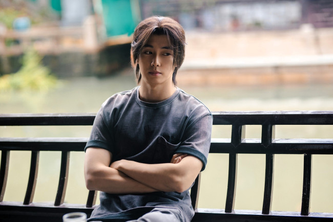 Обои картинки фото кино фильмы, northward, парень, футболка, ограда