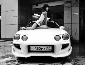 Картинка автомобили авто девушками пена сидит брюнетка тойота