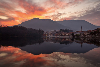 Картинка города пейзажи горы деревья озеро городок закат