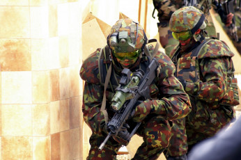 Картинка оружие армия спецназ автомат укрытие