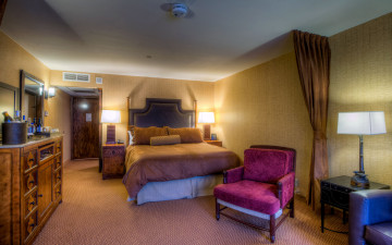 Картинка интерьер спальня кровать кресло лампа комод