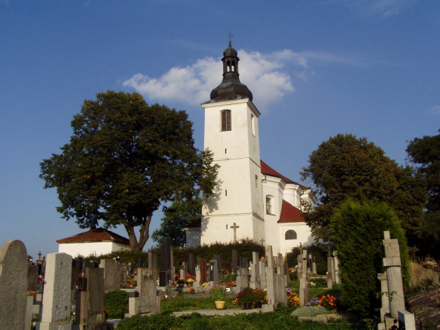 Обои картинки фото города, католические, соборы, костелы, аббатства, кладбище, костел, памятники