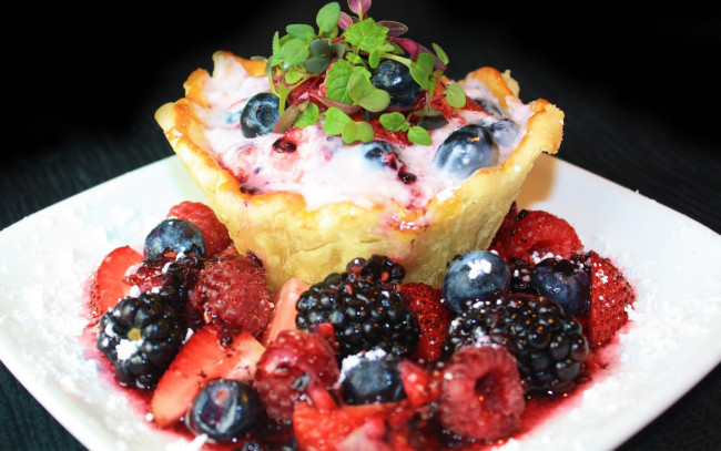 Обои картинки фото еда, мороженое, десерты, ежевика, малина, голубика, десерт