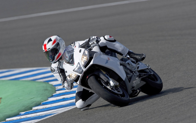 Обои картинки фото спорт, мотоспорт, трек, гонщик, газон