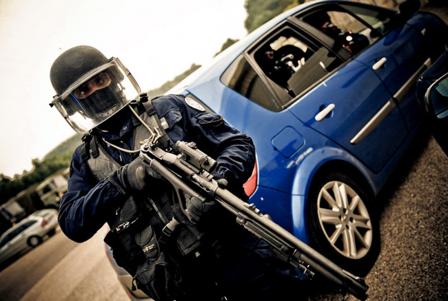 Обои картинки фото оружие, армия, спецназ, спецназовец, шлем, дробовик