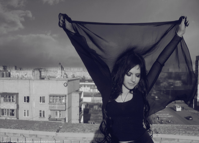 Обои картинки фото -Unsort Брюнетки Шатенки, amely, девушки, unsort, брюнетки, шатенки, платок, крыша, ветер, брюнетка