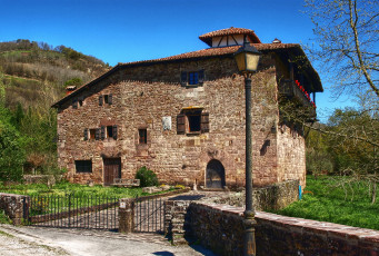Картинка navarra+испания города -+здания +дома navarra испания дом ландшафт