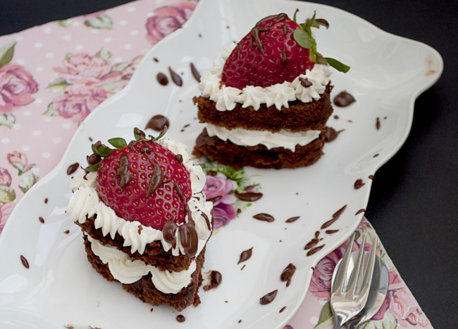 Обои картинки фото еда, пирожные,  кексы,  печенье, клубника, крем