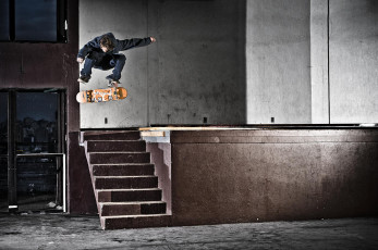 Картинка спорт скейтборд экстремальный двери лестница свет прыжок дом улица скейтбординг