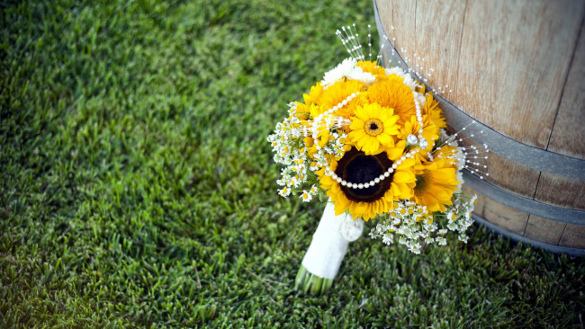 Обои картинки фото цветы, букеты,  композиции, подсолнух, ромашки, бусы