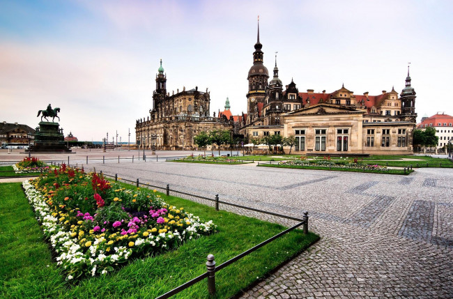 Обои картинки фото города, берлин , германия, площадь, клумбы, цветники, памятник