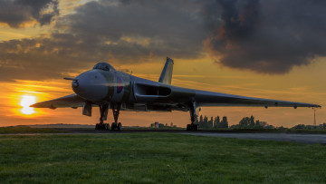 Картинка авиация боевые+самолёты ввс королевские+военно-воздушные+силы vulcan+xl426 ядерное+оружие стратегический бомбардировщик