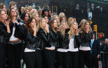 Картинка разное знаменитости поцелуй куртки девушки модели