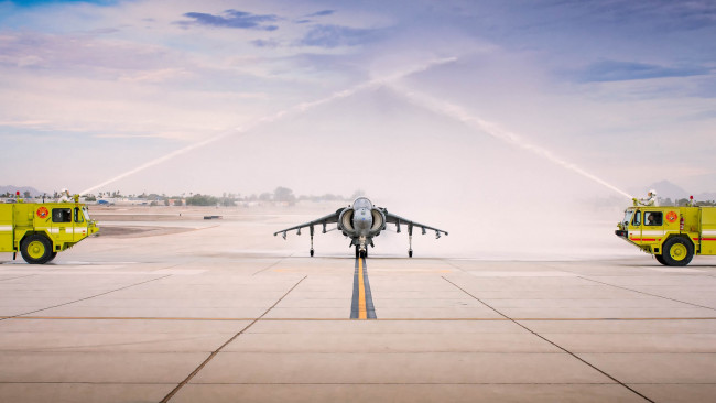 Обои картинки фото mcdonnell douglas av-8b harrier ii, авиация, боевые самолёты, аэродром, макдоннел, дуглас, av-8b, harrier, 2, штурмовик, mcdonnell, douglas