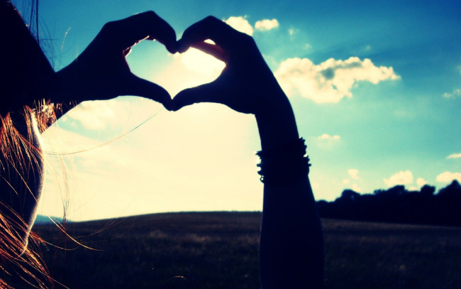 Обои картинки фото разное, руки, сердечко, небо, облака, браслет, девушка, любовь