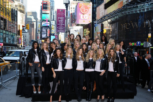 Обои картинки фото разное, знаменитости, куртки, девушки, модели, улица