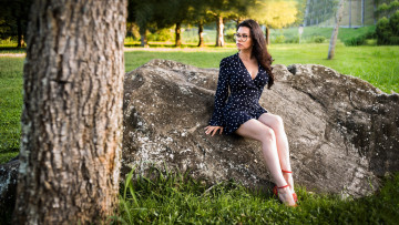 Картинка девушки -unsort+ брюнетки темноволосые женщины на природе в очках ножки модель парк