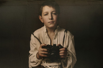 Картинка бренды зенит мальчик фотоаппарат рубашка ретро