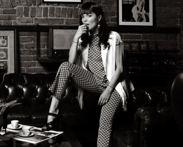 Обои картинки фото музыка, сати казанова, черно-белая, костюм, диван, чашки