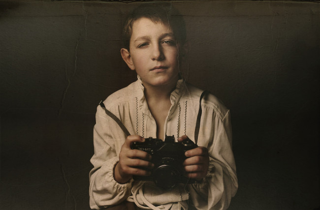 Обои картинки фото бренды, зенит, мальчик, фотоаппарат, рубашка, ретро