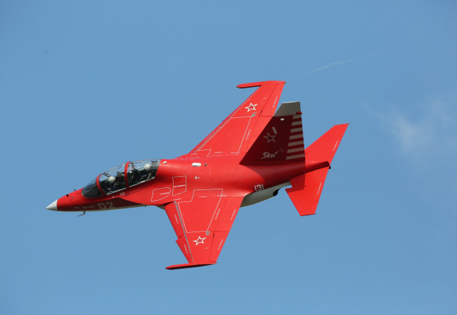 Обои картинки фото як- 130, авиация, боевые самолёты, як-, 130, самолёт, полёт, красный