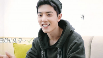 Картинка мужчины xiao+zhan актер шапка толстовка диван