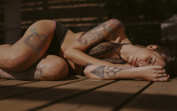 Картинка девушки -+брюнетки +шатенки шатенка белье тату пол