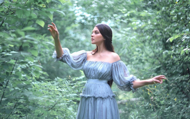 Обои картинки фото девушки, валерия тихонова, брюнетка, шелковое, платье, поза