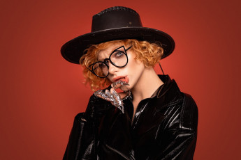 Картинка анастасия+жилина девушки анастасия жилина шляпа cosplay красотка девушка модель рыжеволосая поза стройная сексуальная флирт