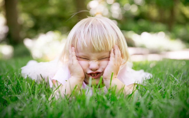 Обои картинки фото разное, люди, девочка, гримаса, трава