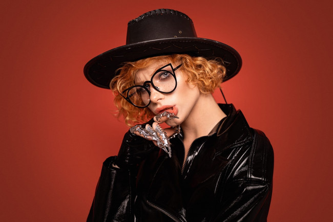 Обои картинки фото анастасия жилина, девушки, анастасия, жилина, шляпа, cosplay, красотка, девушка, модель, рыжеволосая, поза, стройная, сексуальная, флирт