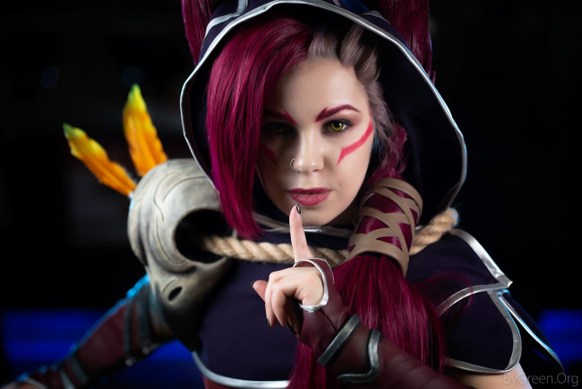 Обои картинки фото девушки, - креатив,  косплей, лицо, жест, костюм