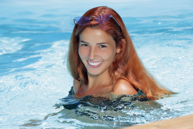 Обои картинки фото девушки, agatha vega, бассейн, вода, очки, улыбка