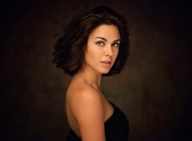 Обои картинки фото девушки, - брюнетки,  шатенки, ирина, антоненко, максим, максимов, портрет, обнаженные, плечи, студия