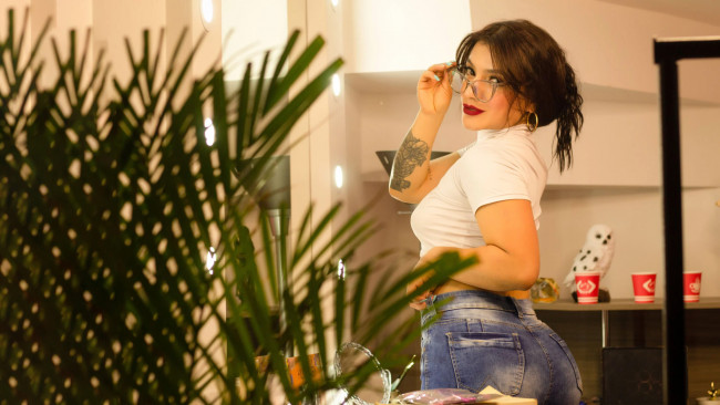 Обои картинки фото девушки, - брюнетки,  шатенки, gigi