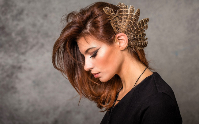 Обои картинки фото девушки, - лица,  портреты, шатенка, лицо, перья