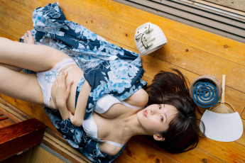 Картинка девушки -+азиатки девушка позирует