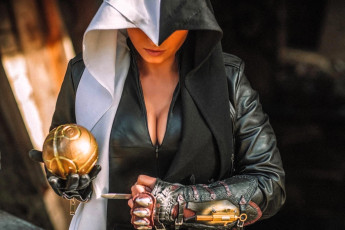 Картинка девушки анна+шаховская образ косплей костюм наряд ассасин оружие капюшон шар